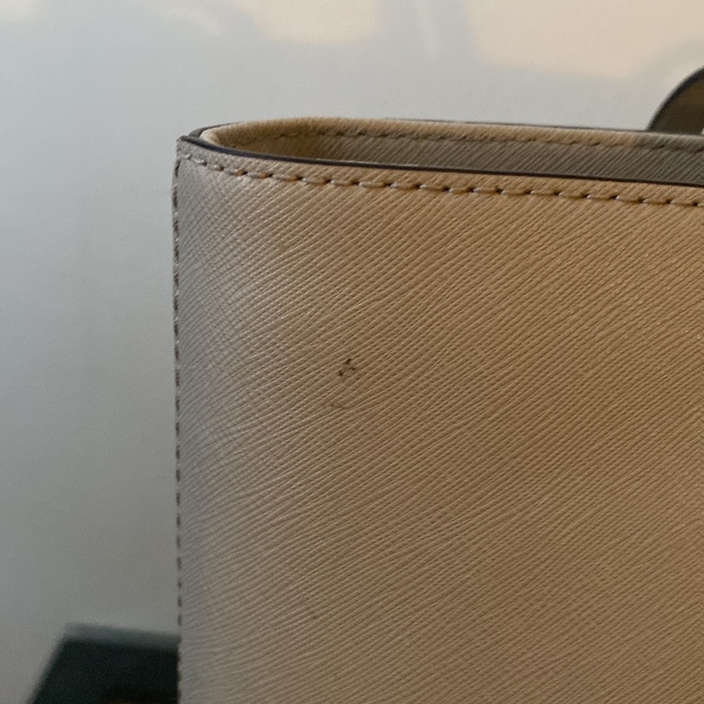 Micheal Kors large logo Tote bag. Used but still very neat. - Picture 5 of 8